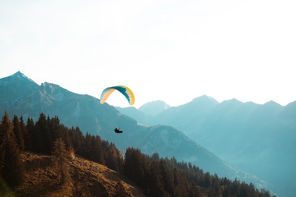 Comment organiser un camping pour une expédition de parapente dans les Alpes?